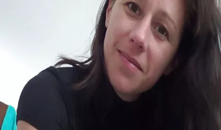 மூடிய முதிர்ந்த  கதவுகளுக்கு பின்னால்