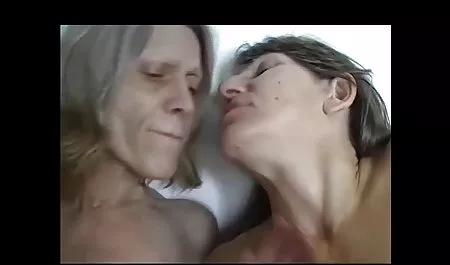 மார்பகங்கள் பொம்மைகள் ஆபாச வீடியோக்கள் நெரிப்பத ஒரு சிஸ்லிங் நால்வரும் செக்ஸ் காட்டுகிறது