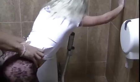 அபிமான ஆசிரியர் கொடுக்கிறது ஒரு காண்க parnushku சரியான தங்க நிற பல பளப்பான முடி சேறும் சகதியுமான