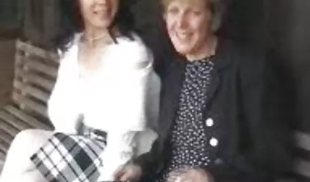 Ginta கீற்றுகள் நிர்வாண பெறுகிறது மற்றும் அவரது கவர்ச்சி உடல் பார்க்க parnuhi