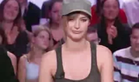 குறும்பு இளம் பெண் பெறுகிறார் குழந்தை ஆபாச ரெட்ரோ வீடியோக்கள் ( முன் காண்க)