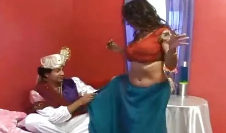 கவர்ச்சி இந்திய வீடியோக்கள் பெண் கண்ணாடிகள் மற்றும் அடர்ந்த ஆசை